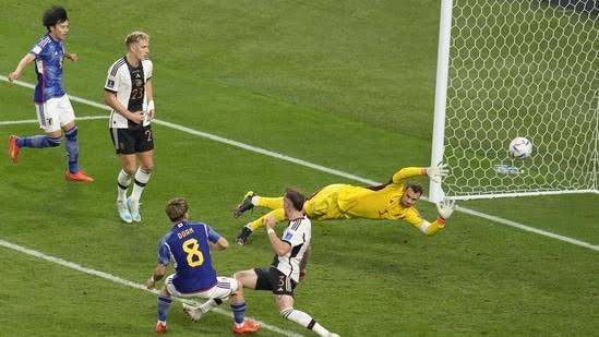 Pemain Jepang Ritsu Doan Mencetak Gol Di Gawang Jerman Pada Pertandingan Grup E Rabu (23/11/22) | Foto: AP