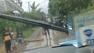 Sejumlah Warga Desa Padaluyu, Cianjur Blokade Akses Jalan Dan Larang Relawan Melintas | Video: Rio Cornelianto