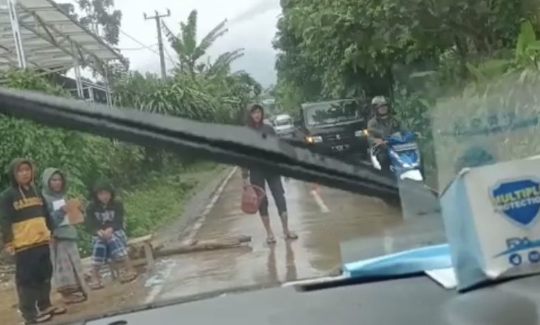 Sejumlah Warga Desa Padaluyu, Cianjur Blokade Akses Jalan Dan Larang Relawan Melintas | Video: Rio Cornelianto