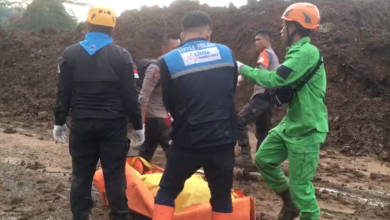 Tim SAR Mengevakuasi Korban Tertimbun Longsor Akibat Gempa Cianjur | Foto: Rio Cornelianto