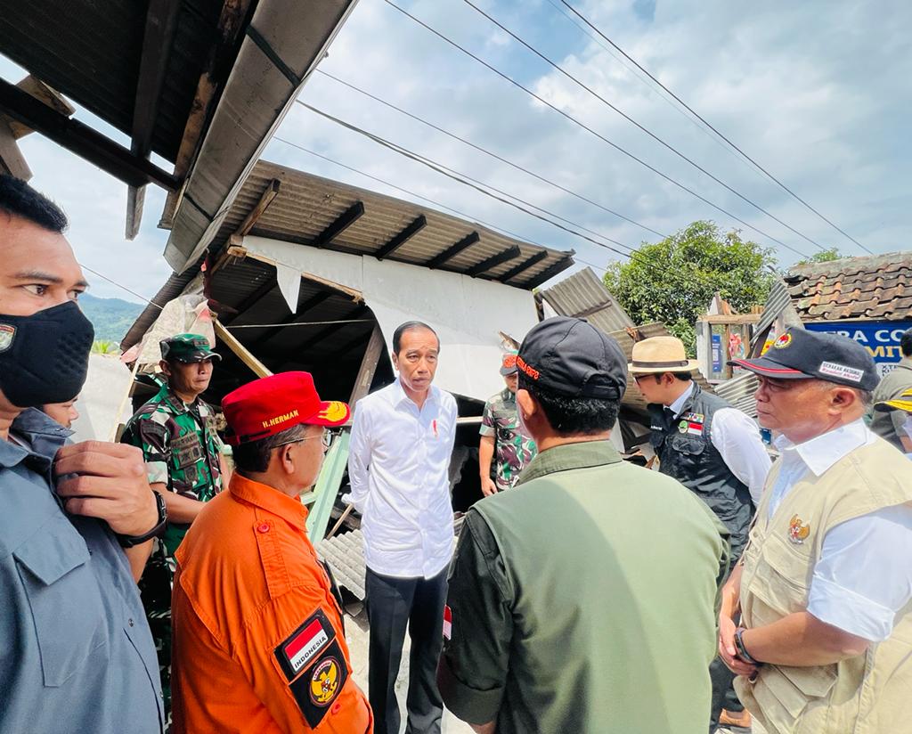 Presiden Tinjau Lokasi Terdampak Gempa Bumi di Jalan Raya Cibeureum, Kecamatan Cugenang, Kabupaten Cianjur, Pada Selasa, 22 November 2022, Presiden Joko Widodo Memberikan Bantuan Bagi Warga Yang Rumahnya Rusak Terdampak Gempa Bumi Magnitudo 5,6 | Foto: Laily Rachev - Biro Pers Sekretariat Presiden