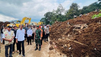 Presiden Tinjau Lokasi Terdampak Gempa Bumi di Jalan Raya Cibeureum, Kecamatan Cugenang, Kabupaten Cianjur, Pada Selasa, 22 November 2022 | Foto: Laily Rachev - Biro Pers Sekretariat Presiden