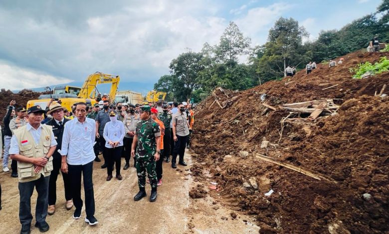 Presiden Tinjau Lokasi Terdampak Gempa Bumi di Jalan Raya Cibeureum, Kecamatan Cugenang, Kabupaten Cianjur, Pada Selasa, 22 November 2022 | Foto: Laily Rachev - Biro Pers Sekretariat Presiden