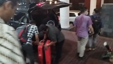Koper Merah Di Keluarkan Dari Gedung DPRD Jatim | Foto: Fredericus Hardiyanto