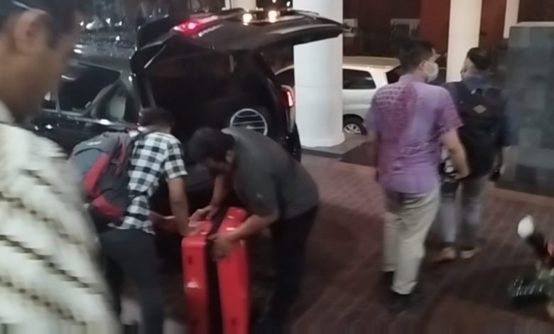 Koper Merah Di Keluarkan Dari Gedung DPRD Jatim | Foto: Fredericus Hardiyanto
