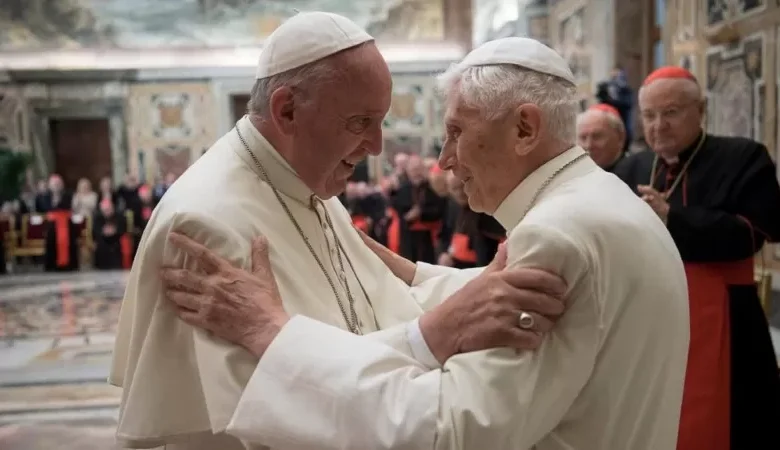 Ilustrasi Paus Fransiskus dan Paus Benediktus XVI