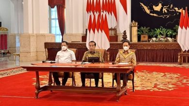 Presiden Joko Widodo mengumumkan pencabutan Pemberlakuan Pembatasan Kegiatan Masyakarat (PPKM) di Istana Negara, Jakarta, Jumat (30/12/22), didampingi oleh Menteri Dalam Negeri Tito Karnavian dan Menteri Kesehatan Budi Gunadi Sadikin. | Foto: Istimewa