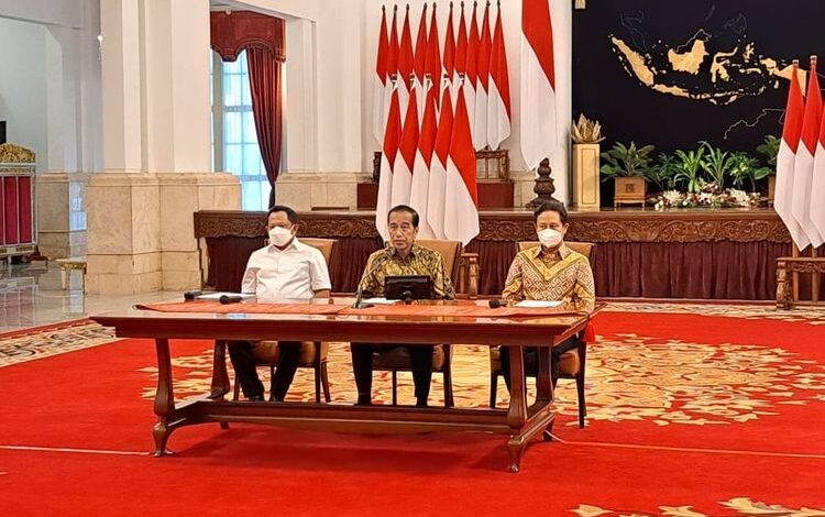 Presiden Joko Widodo mengumumkan pencabutan Pemberlakuan Pembatasan Kegiatan Masyakarat (PPKM) di Istana Negara, Jakarta, Jumat (30/12/22), didampingi oleh Menteri Dalam Negeri Tito Karnavian dan Menteri Kesehatan Budi Gunadi Sadikin. | Foto: Istimewa