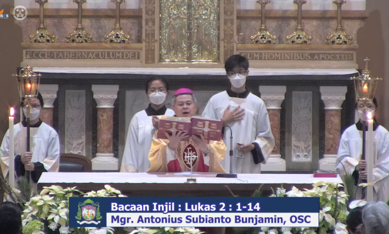 Ketua Konferensi Waligereja Indonesia (KWI), Uskup Bandung, Mgr. Antonius Subianto Bunjamin, OSC, menyampaikan pesan natal 2022, di Katedral Bandung, Sabtu (24/12/22) | Foto: Youtube Keuskupan Bandung