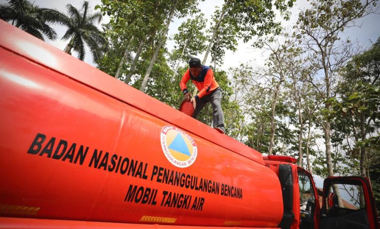 Tim BNPB melakukan distribusi air bersih di RT 01 RW 07 Kampung Kuta Wetan, Desa Mangunkerta, Kecamatan Cugenang, Kabupaten Cianjur, Jawa Barat, Kamis (1/12). | Foto: Istimewa