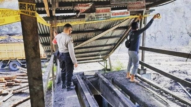 Polisi Meninjau Lokasi Tambang Batu Bara Yang Meledak | Foto: Istimewa