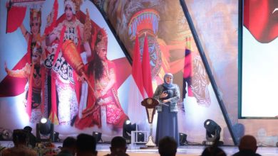 Gubernur Jawa Timur Khofifah Indar Parawansa dalam meluncurkan Kalender Wisata Jawa Timur 2023 | Foto: Fredericus Hardiyanto