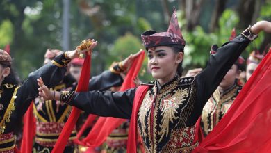 Pelaku Rekor Muri yang Sedang Menari Remo | Foto: Fredericus Hardiyanto