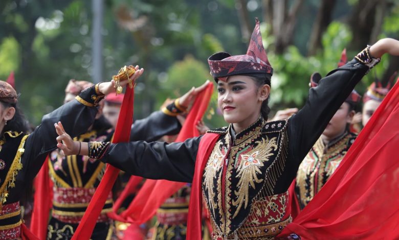 Pelaku Rekor Muri yang Sedang Menari Remo | Foto: Fredericus Hardiyanto