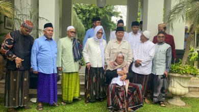Menteri Pertahanan, Prabowo Subianto, Bersama Para Ulama dan Kiai Di Surabaya | Foto: Fredericus Hardiyanto