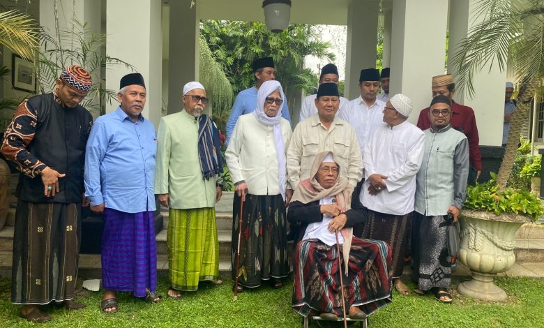 Menteri Pertahanan, Prabowo Subianto, Bersama Para Ulama dan Kiai Di Surabaya | Foto: Fredericus Hardiyanto