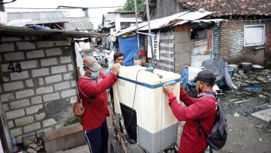 Warga Mengangkat Barang-Barang Pribadi ke Truk Untuk Relokasi | Foto: Fredericus Hardiyanto