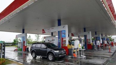 Kendaraan sedang mengisi bahan bakar di SPBU milik Pertamina