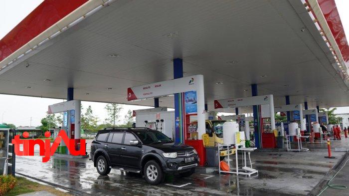 Kendaraan sedang mengisi bahan bakar di SPBU milik Pertamina