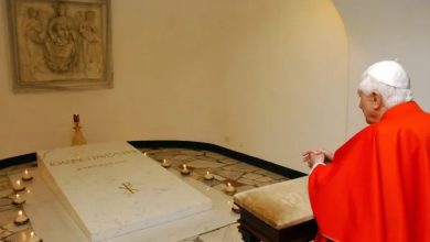 Paus Benediktus XVI Berdoa Di Makam Pendahulunya Santo Yohanes Paulus II | Foto: Hidup Katolik