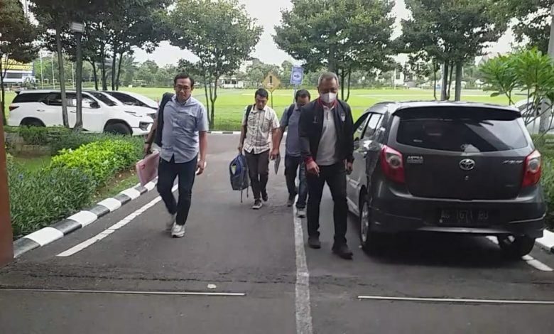 Polisi Melangkah Menuju Polsek | Foto: Fredericus hardiyanto