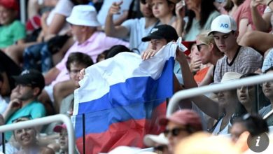 Bendera Rusia berkibar di Australia Open 2023