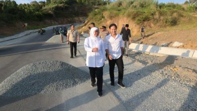 Gubernur Jatim Khoffifah Indar Parawansa saat meninjau pembangunan JLS