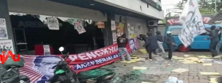 Ricuh aksi demo Aremania
