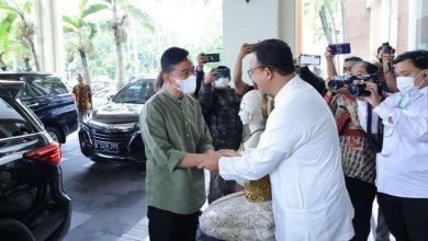 Wali Kota Solo, Gibran Rakabuming Raka bersalaman dengan Anies Baswedan | Foto: Istimewa