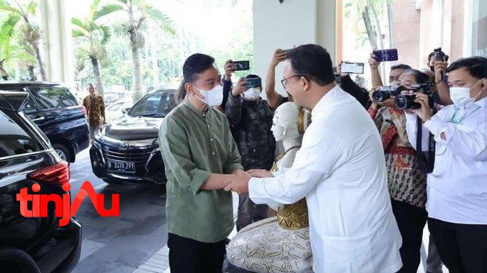 Wali Kota Solo, Gibran Rakabuming Raka bersalaman dengan Anies Baswedan | Foto: Istimewa
