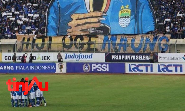 Bobotoh mendukung Persib Bandung di GLBA | Foto: Istimewa