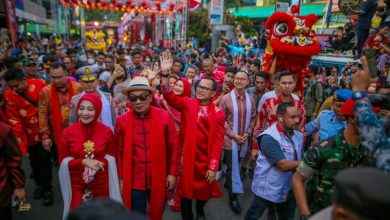 Ridwan Kamil dan Arya Bima mengikuti pawai budaya BSF CGF 2023