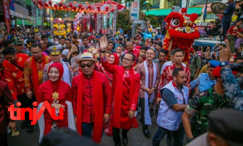 Ridwan Kamil dan Arya Bima mengikuti pawai budaya BSF CGF 2023
