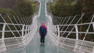 Khofifah mencoba Jembatan Kaca Seruni Point. |