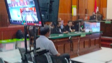 Abdul Haris tengah mendengarkan tuntutan jaksa penuntut umum