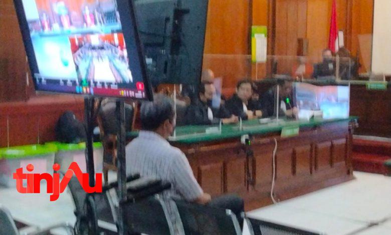 Abdul Haris tengah mendengarkan tuntutan jaksa penuntut umum