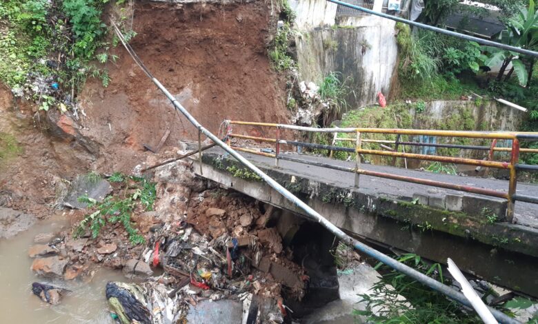 Jembatan Ambruk
