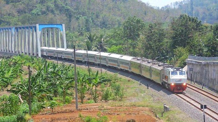 Kereta melintasi Jembatan Serayu