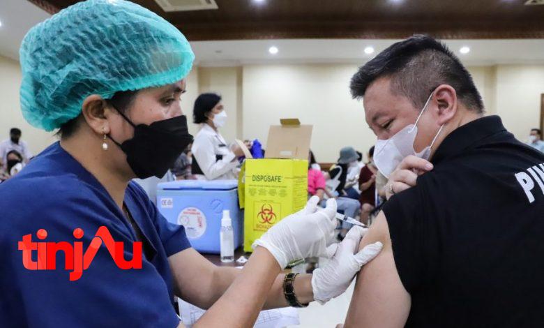 Masyarakat menerima vaksin booster kedua di Kantor Wali Kota Jakarta