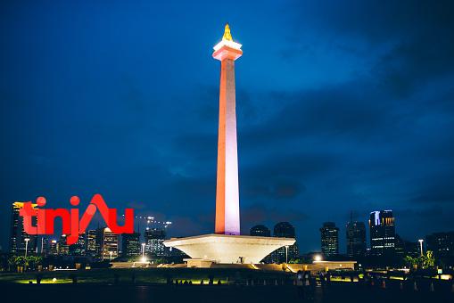 Suasana Monas Jakarta di malam hari