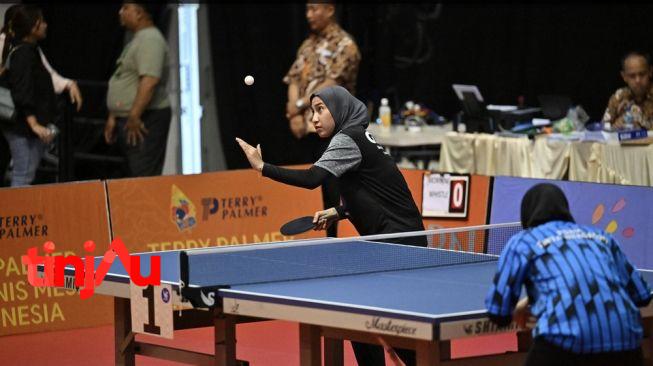 Aksi petenis meja putri di lapangan