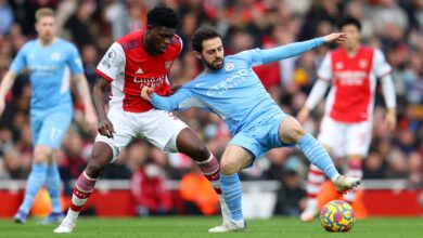 Thomas Partey Berebut bola dengan Bernardo Silva