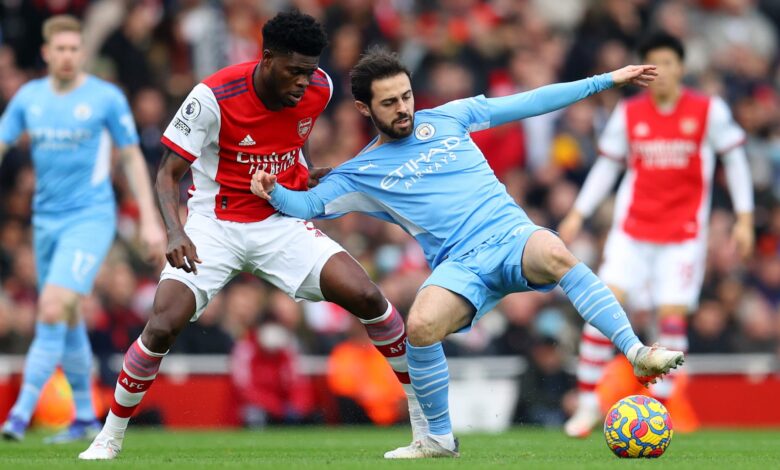 Thomas Partey Berebut bola dengan Bernardo Silva