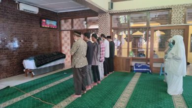 Jenazah Shinta Ratri disalatkan oleh para kerabat dan saudaranya.