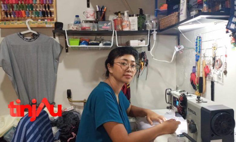 Atha di ruang kerjanya