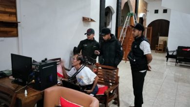 Petugas melakukan pengecekan adanya kasus penculikan anak pada rekaman CCTV