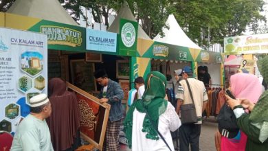 Kontingen peserta dari luar Sidoarjo tampak tengah memilih oleh-oleh