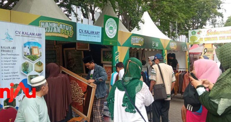 Kontingen peserta dari luar Sidoarjo tampak tengah memilih oleh-oleh