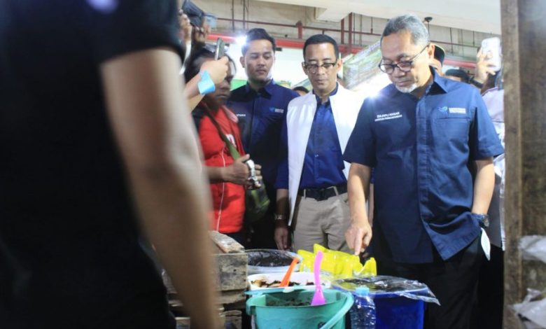 Mendag Zulkifli Hasan saat sidak kelangkaan minyak di Surabaya