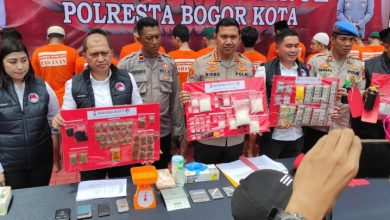 Kombes Bismo Teguh Prakoso menghadirkan 21 tersangka pengedar narkoba di halaman Mako Polresta Bogor Kota